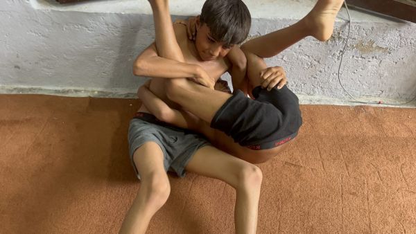Muna vs Roni 16 minutes wrestling